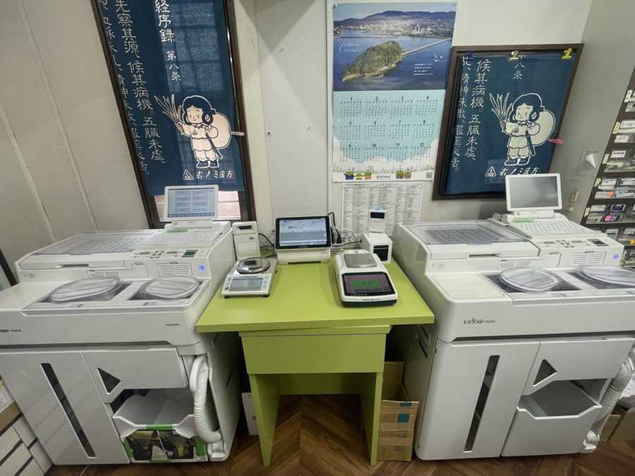 昭和薬局（薬剤師の求人）の写真4枚目：円盤型分包機が２台（小児用と色付きの漢方用）、電子天秤３台あります。