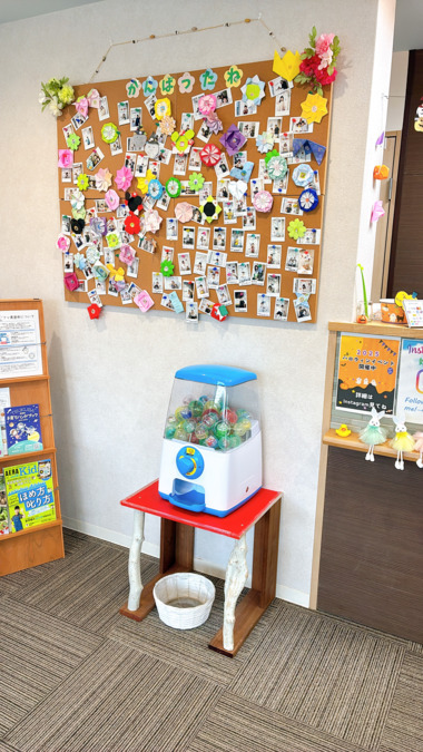 たか歯科ファミリークリニック（歯科助手の求人）の写真3枚目：頑張った子にはガチャガチャや記念写真などを用意しています。