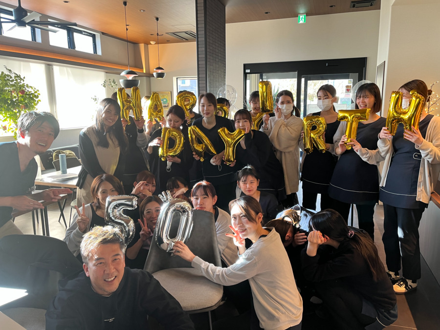 医療法人社団輝歯会 アップル歯科・矯正歯科 古河EAST（歯科助手の求人）の写真8枚目：院長先生のお誕生日をサプライズ！スタッフ一同仲が良いです♪
