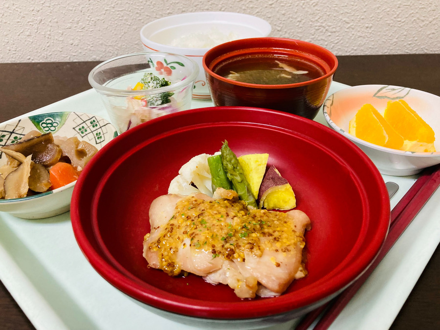 クラシックレジデンス江戸川台の写真18枚目：食事が自慢の施設です！！　鶏肉のマスタードソースがけ