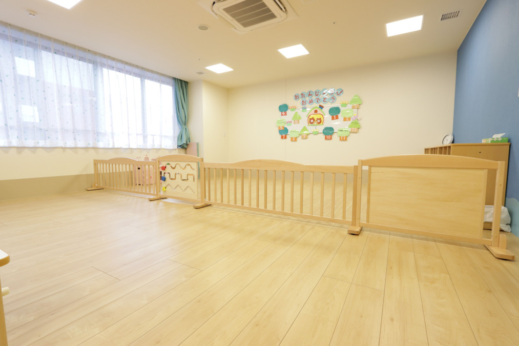 医誠会国際総合病院 さくら保育園／さくら病児・病後児保育園（看護師/准看護師の求人）の写真6枚目：さくら保育園の園内です。1フロアで、柵で0～2歳児の区分けをしています。