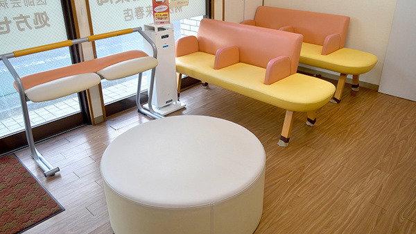 病院前来春薬局（薬剤師の求人）の写真6枚目：めぐみ調剤薬局　病院前来春店 待合室