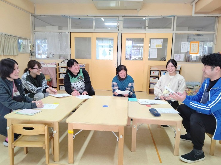 三星保育園（保育士の求人）の写真4枚目：明日の予定の打ち合わせ