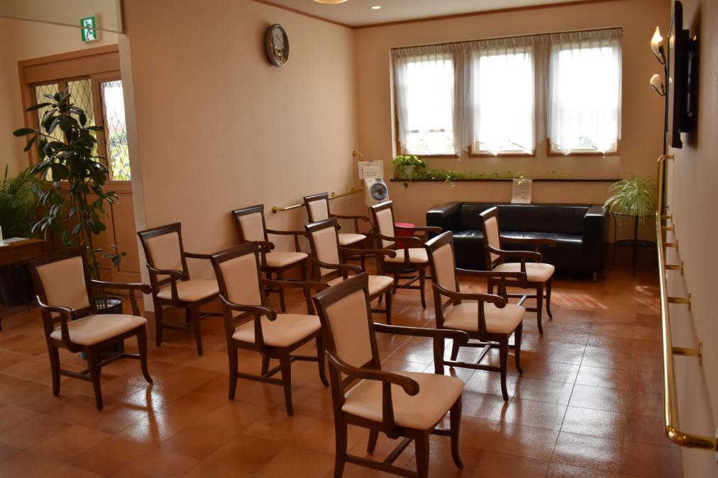 湘英クリニック平塚医院（看護助手の求人）の写真4枚目：平塚医院待合