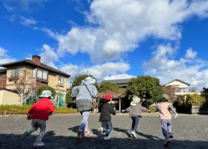 社会福祉法人静岡福祉会　多機能型事業所まつぼっくり（保育士の求人）の写真3枚目：先生と競争だ！