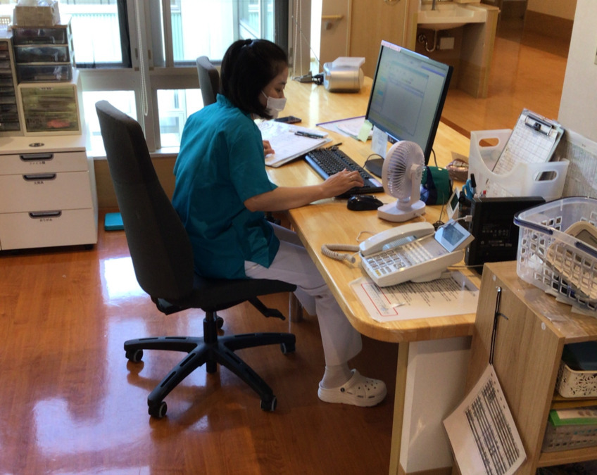 特別養護老人ホームかんじん川北の写真10枚目：介護ソフトを使って介護記録を行います。