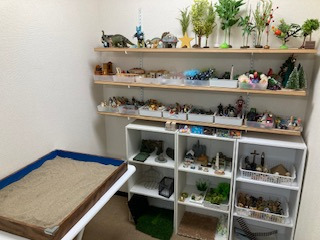 ぽぽろ石山（児童指導員/指導員の求人）の写真6枚目：箱庭を常設しており、必要なお子さんには心理支援の一環として行っています。