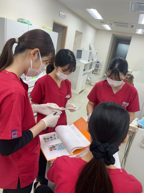 医療法人LAXかにえ歯科（歯科助手の求人）の写真5枚目：分からないことは気軽に聞ける、安心で心強い職場です！！