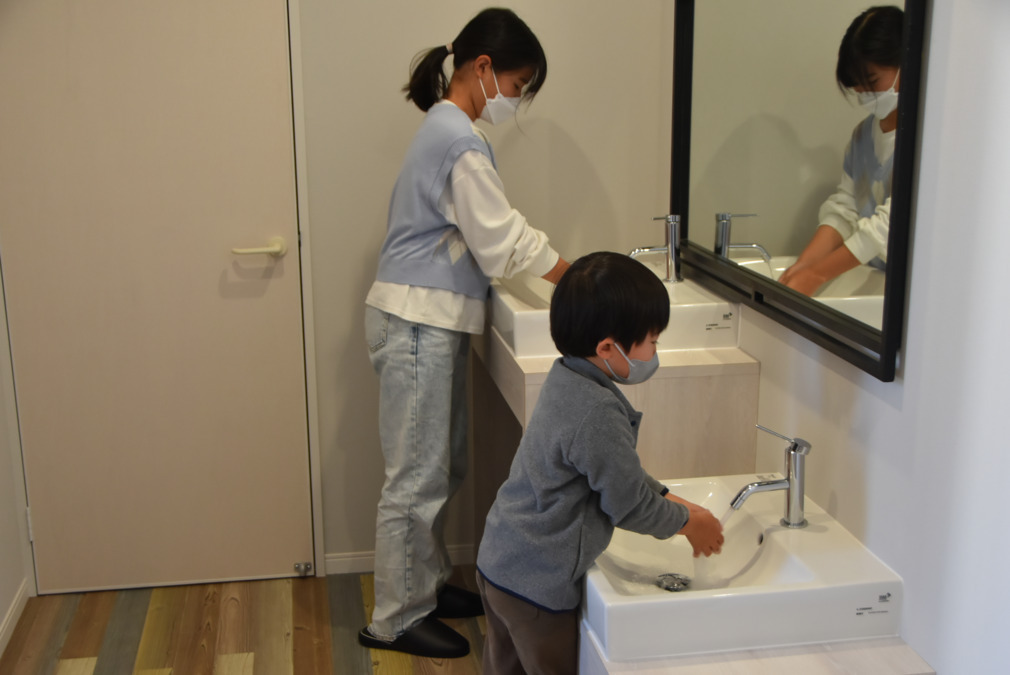 Tree Kids School（保育士の求人）の写真16枚目：手洗い場は、大きい子も小さい子も使いやすい設計です