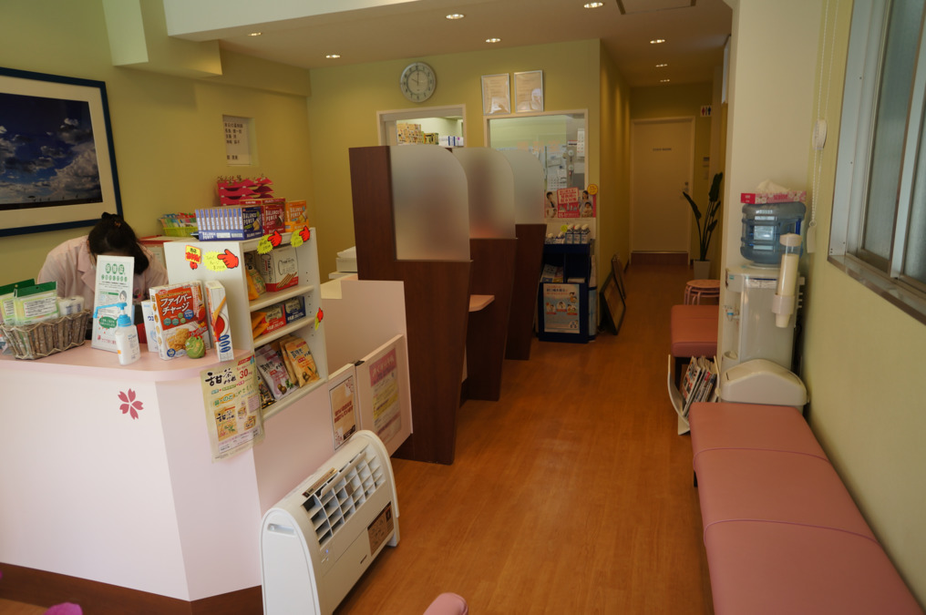 サクラ咲く薬局（調剤事務の求人）の写真3枚目：広々とした店内
