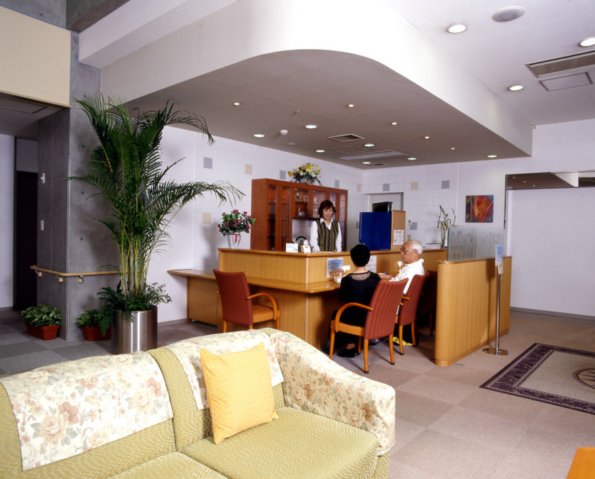 ヴィンテージ・ヴィラ横須賀(医療事務/受付の求人)の写真6枚目:ロビーにあるパーラーでは、コーヒー・紅茶・軽食がご利用いただけます