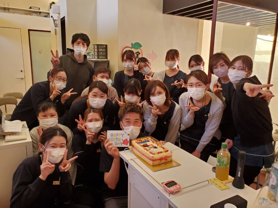 医療法人社団輝歯会 アップル歯科クリニックの写真11枚目：院長先生のお誕生日をサプライズ！スタッフ一同仲が良いです♪