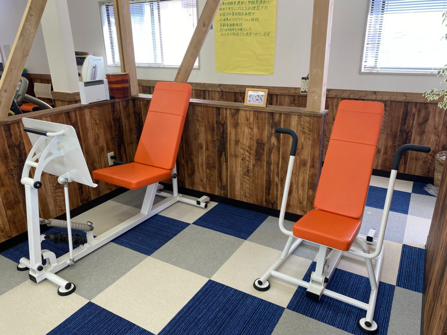 市川リハビリデイセンターゆずの樹　稲越店（あん摩マッサージ指圧師の求人）の写真4枚目：筋力訓練は関節への負担が少ない油圧式トレーニングマシンを導入しています。