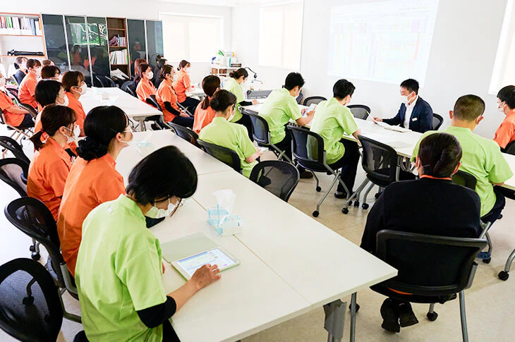 医療法人社団健美会 いわいグリーン歯科・矯正歯科(歯科衛生士の求人)の写真4枚目:院内勉強会や外部講師を招いてのセミナー受講なども充実しています。