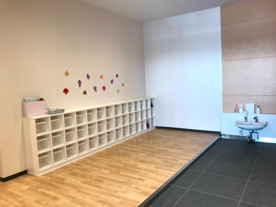 ママスクエアDPLさかど保育園の写真3枚目:<さかど保育園>子ども達を迎える清潔感あふれる玄関 広さもあり快適な空間です♪