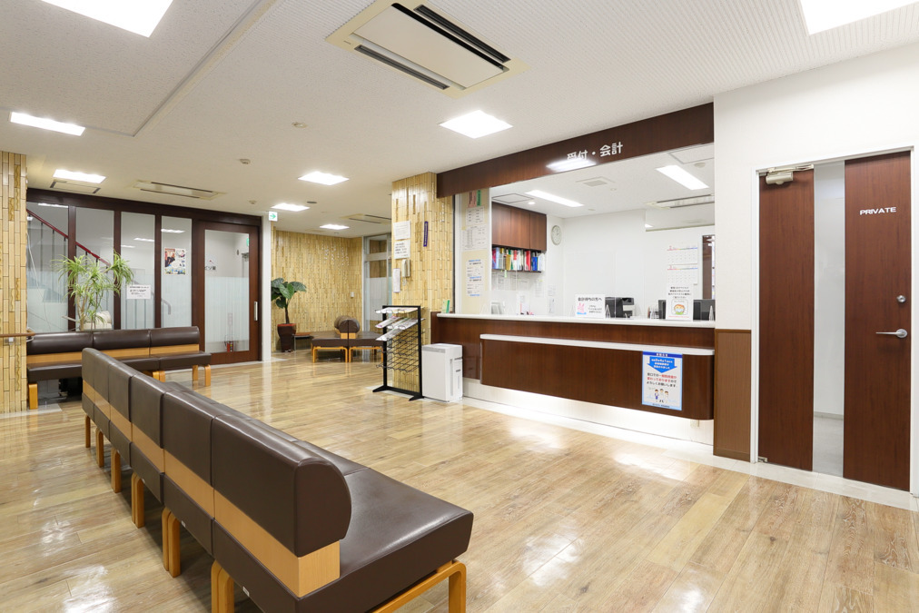 医療法人平野整形外科（介護事務の求人）の写真2枚目：クリニックの待合室です