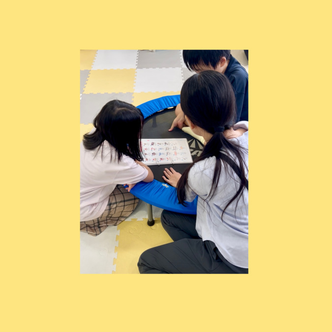 放課後等デイサービス    ウィズ・ユーたかとり（保育士の求人）の写真4枚目：小学生組は英語の勉強中♪