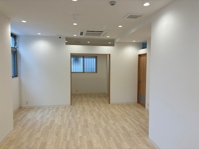 KOKOIRO PAGE【2024年秋オープン】（児童指導員/指導員の求人）の写真3枚目：新教室用に1から設計した施設は壁から床に水回り全てがピカピカです✨