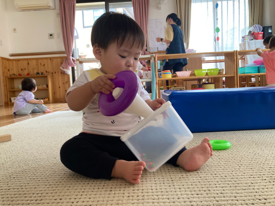 認可保育園Kid's Encourage（保育士の求人）の写真8枚目：様々な遊びが用意された空間で小さな子も自由に選んで遊びます