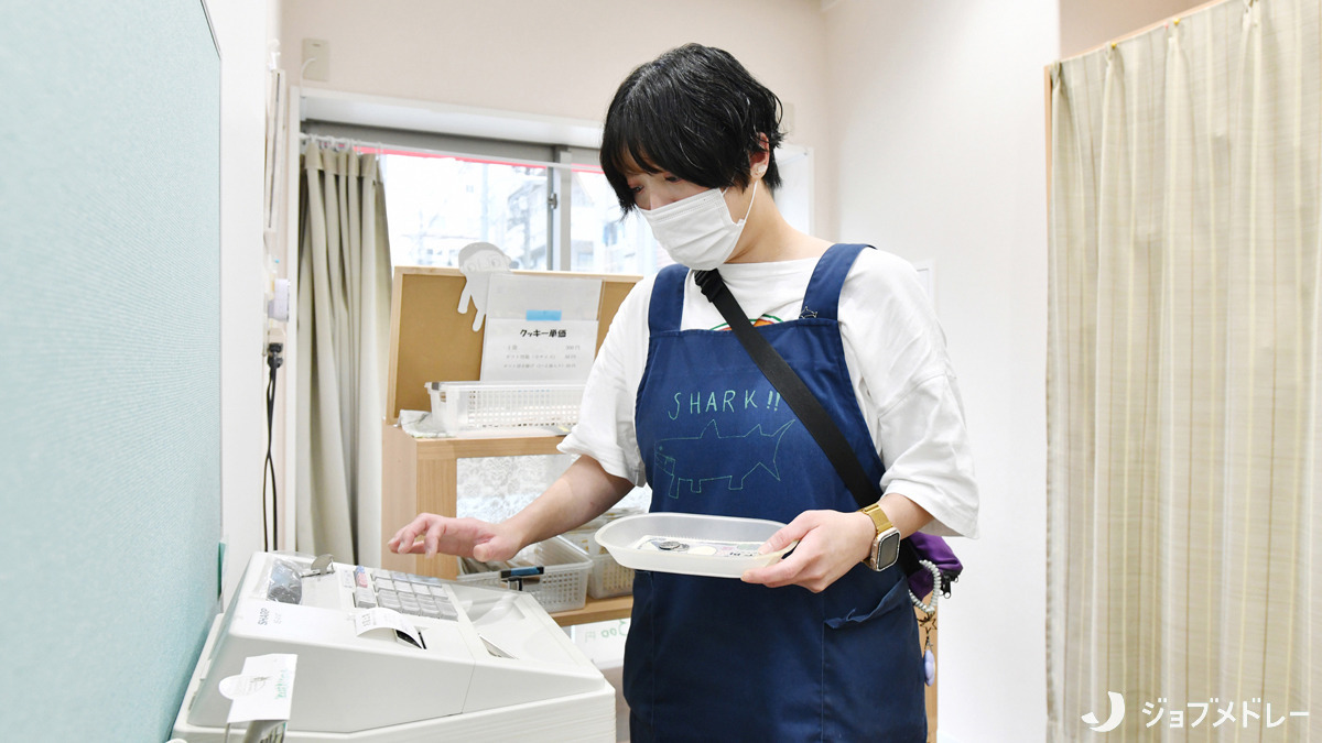 たいとう第三福祉作業所（生活支援員の求人）の写真8枚目：販売を通して地域との交流を図っています