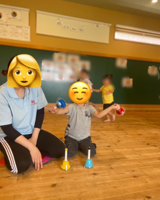 児童発達支援事業所　chouchou小泉の写真9枚目：「赤はどっち？」「青はどっち？」学びながらハンドベルで楽しんでいます