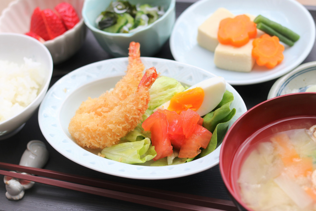 小規模デイサービスすずの音の写真5枚目：昼食は手作りの家庭料理。いりこ出汁のお味噌汁や手作りおやつも大好評です。