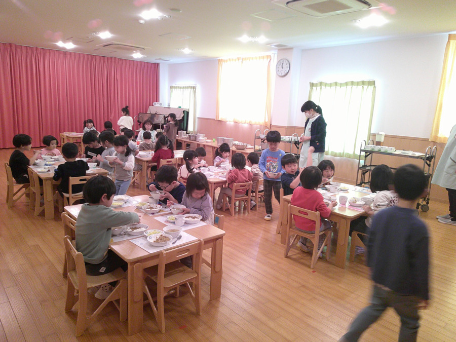 アートチャイルドケア東淀川（管理栄養士/栄養士の求人）の写真2枚目：時には保育室で子どもたちの様子を見ながら食事の見守りや、食育活動も行っています。