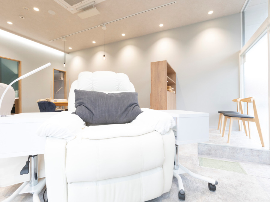 nagi 新越谷店の写真4枚目：ふかふかソファーのフット席。お客様の中には眠ってしまう方も！