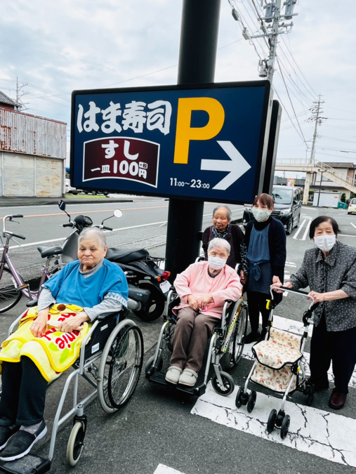 デイサービス水のさんち（介護職/ヘルパーの求人）の写真6枚目：皆大好き回転ずしイベント