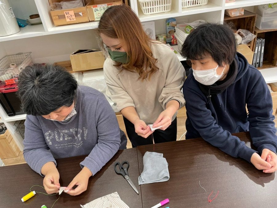 hanahaco（生活支援員の求人）の写真3枚目：生活介護／アート活動（針仕事）