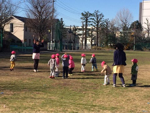 田中ナースリー若宮保育園の写真10枚目：毎日、お散歩！　元気いっぱいの子どもたち。先生も負けないぞ！