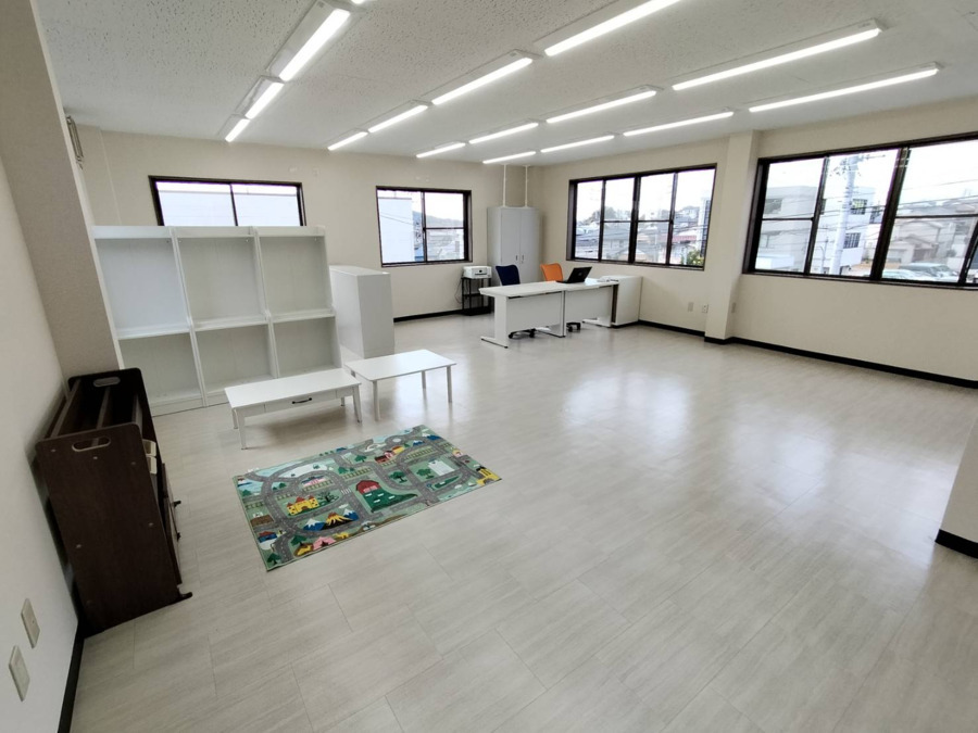 放課後等デイサービス・児童発達支援　BASE.ACADEMY【2025年03月オープン】の写真4枚目：2階は広々！遊び場だけでなく、クールダウンルームとしても使用できます。