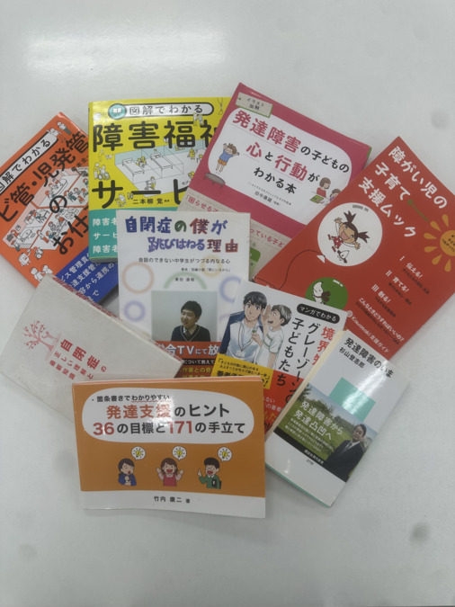 ハッピーテラス幸教室（児童指導員/指導員の求人）の写真6枚目：参考図書も豊富に取り揃えています。