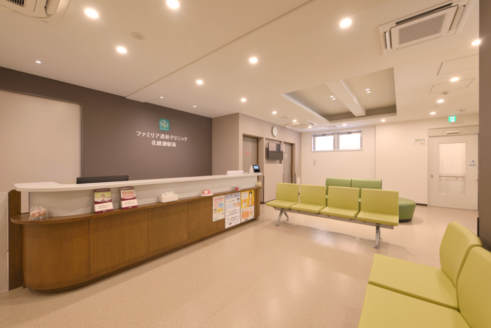 医療法人社団アイデアル　ファミリア透析クリニック北綾瀬駅前（医療事務/受付の求人）の写真2枚目：内科外来を行う新館は2024年にオープン！
受付・待合スペースは広々としています
