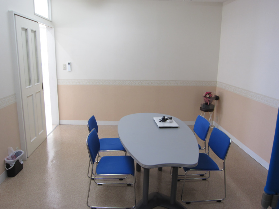 訪問看護ステーションつばさの写真7枚目:応接室(相談室)です。
オンライン研修やweb会議等に使用しております。