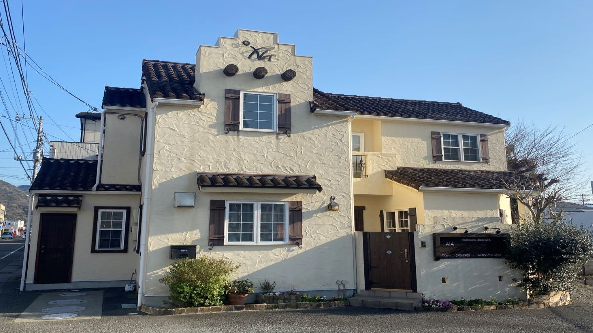 AIAの写真3枚目：外観です。二階建て一軒家、すべて店舗です。従業員用駐車場あり！