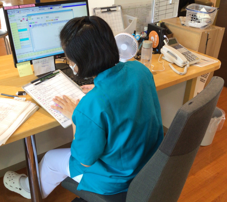 特別養護老人ホームかんじん川北の写真9枚目：一部介護記録の為、デスクワークの業務を行っていただきます。