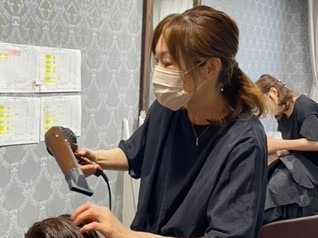 株式会社EE21東京事業所（美容師の求人）の写真5枚目：子育てとお仕事の両立をされているスーパーママ美容師さん♪
最前線で活躍中！！