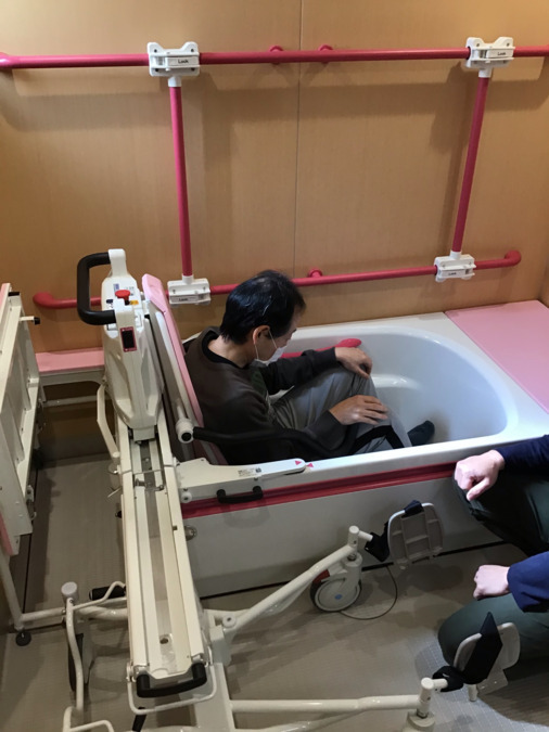 グループホーム岩倉一期一会荘の写真5枚目：浴槽はリフト付きで、無理なく介助することができます