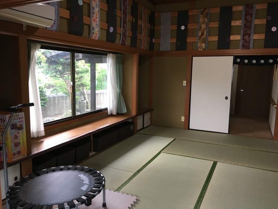 放課後等こどもデイサービス　らいふGOKANの写真4枚目：広々とした10畳の和室！家具等一切なく、子供たちにとって自由な空間です。