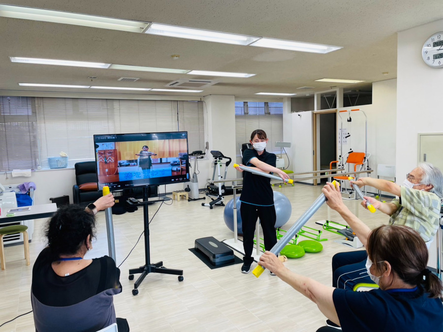 デイサービスいきな倶楽部　天王台（看護師/准看護師の求人）の写真5枚目：機能訓練指導員による個別機能訓練の様子です！TVを使用することもあります