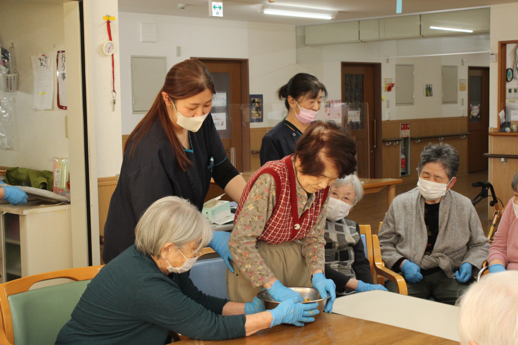 介護付有料老人ホーム 蹈青日高(とうせいひだか)(介護職/ヘルパーの求人)の写真7枚目:入居者様と一緒におやつレクリエーション
