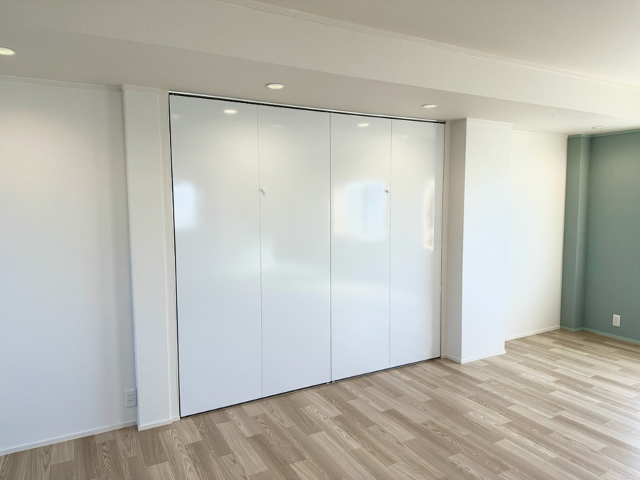 Lala Hina【2026年04月オープン予定】（理学療法士の求人）の写真5枚目：大きなホワイトボード☆
開けると・・・