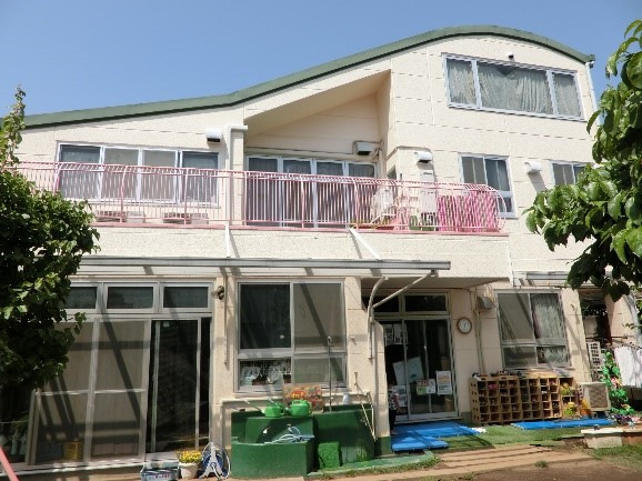 社会福祉法人頌栄会　本部の写真3枚目：頌栄保育園の1~5歳児棟　園庭側