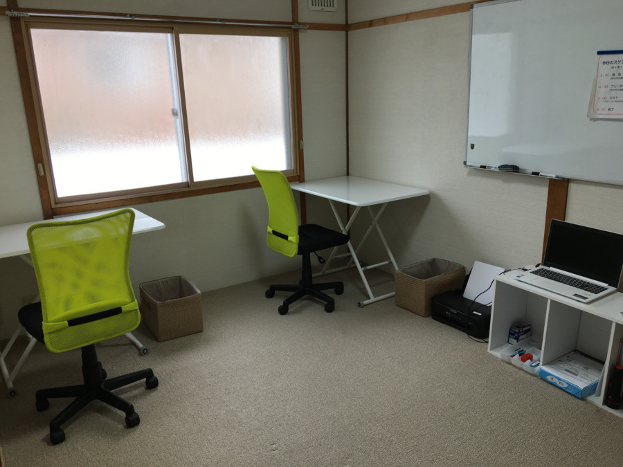 ぽぽろ石山（保育士の求人）の写真2枚目：各部屋にはPCとプリンターが設置され、自由に使うことができます。（しらかばの部屋