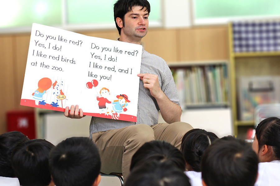 明青幼稚園の写真4枚目:外国人英語講師がたくさん在籍しています。