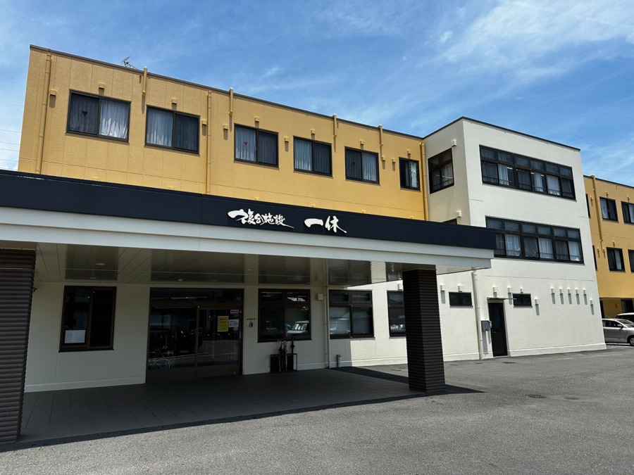 複合施設一休(看護師/准看護師の求人)の写真2枚目:職員みんなの意見で外観色を変えました。