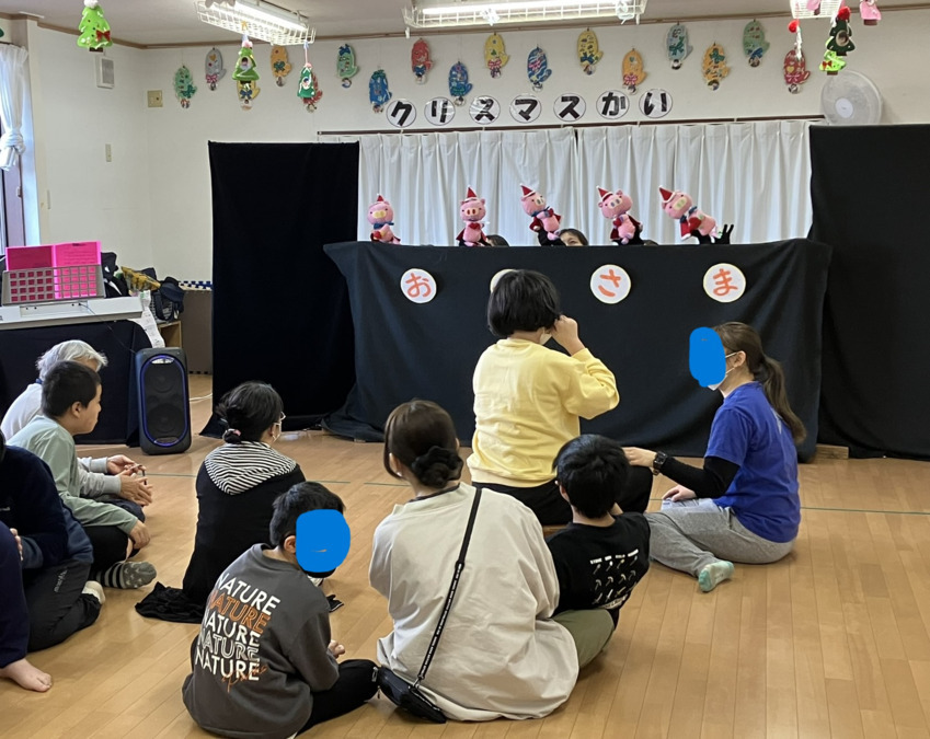 児童デイサービスたんぽぽの写真8枚目：クリスマス会では地域の人形劇サークルさんを呼んで鑑賞会♪