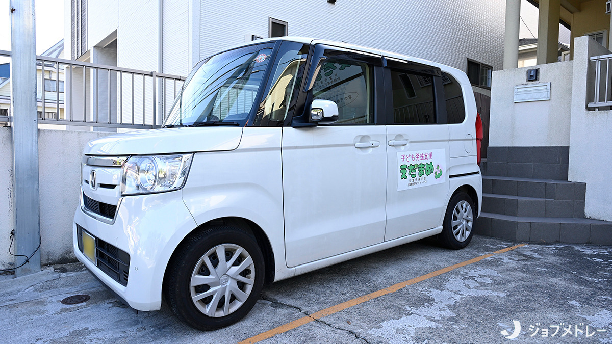 株式会社Lino'a 【子ども発達支援 えだまめ】【2025年02月オープン】(保育士の求人)の写真4枚目:子どもたちの送迎などを行っている車です