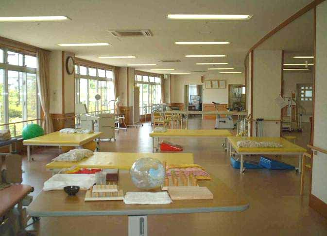 介護老人保健施設ほほえみの丘の写真6枚目：ゆったりと緑を眺めるリハビリフロア
